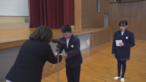 建部小学校６年生２人に県わかば賞　負傷した女子児童を助ける