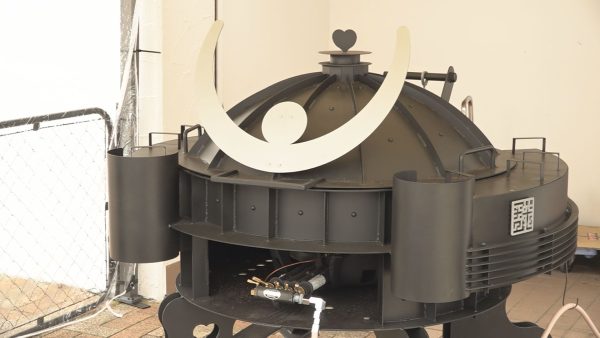 ユニークな形が人気　宇喜多秀家の兜をデザインした窯で焼き芋