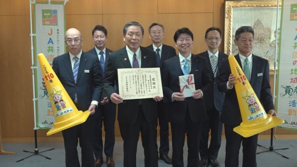 「子ども１１０番」の目印に　ＪＡ共済連が黄色のコーン寄付