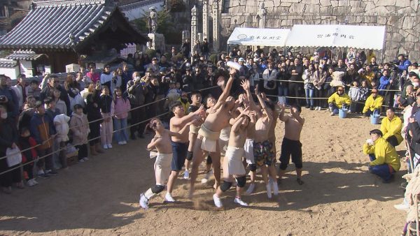 松林寺で子供会陽　福男と福女を目指し、奮闘