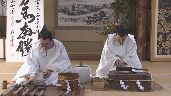 西大寺会陽「事始め」　宝木を削り出す道具磨き