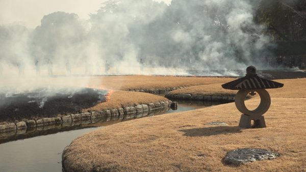 岡山後楽園　春を迎える「芝焼き」