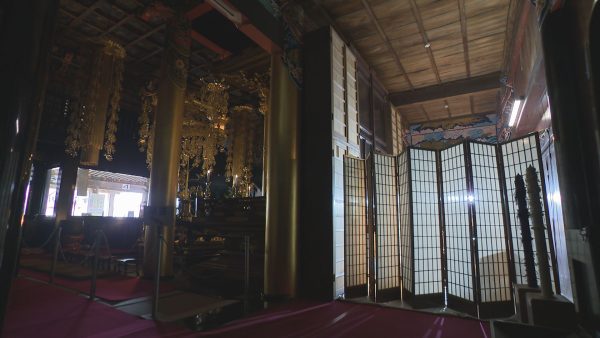 原木から宝木を削り出す　儀式が非公開でおごそかに