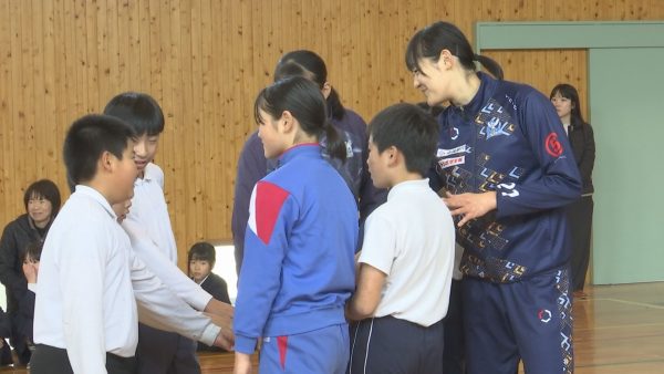 シーガルズが児童と交流　バレーボールの楽しさを伝える