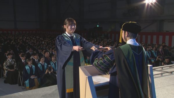 環太平洋大学の卒業　７３１人が門出